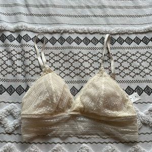 NWOT Abercrombie and Fitch White Cream Lace Bralette, Size M